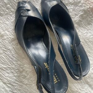 Hush Puppies Navy Blue Patent Leather Heels
USED BUT IN VERY GOOD CONDITION